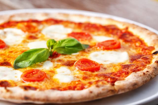 Czy do hotelu można zamówić pizzę? Sprawdź zasady i wskazówki